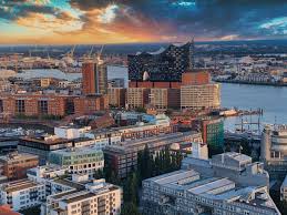 Hamburg Hafen - Elbphilharmonie und Containerlogistik